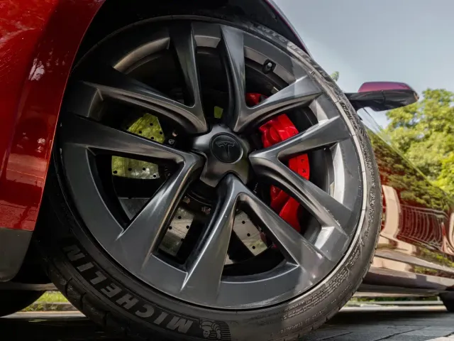 Tesla Model S — Фото автомобиля 21