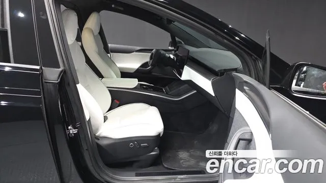 Tesla Model X — Фото автомобиля 17