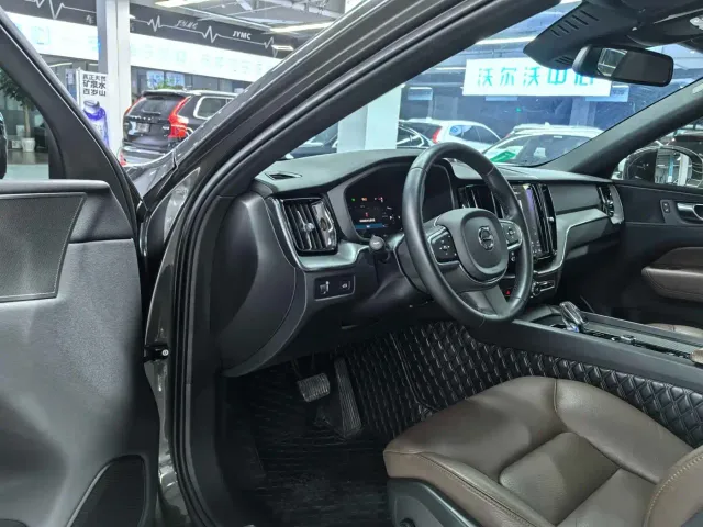 Volvo XC60 — Фото автомобиля 4