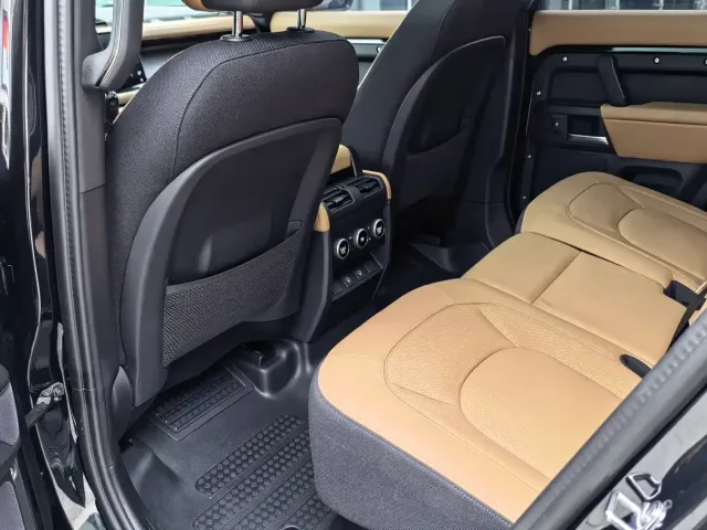 Land Rover Defender — Фото автомобиля 12