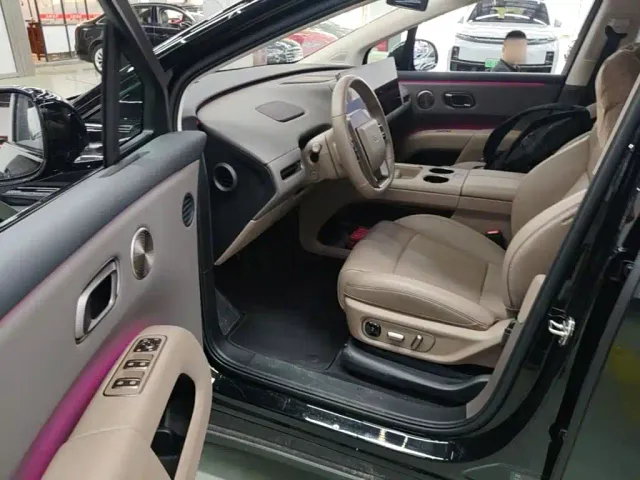 Li Auto i8 — Фото автомобиля 15
