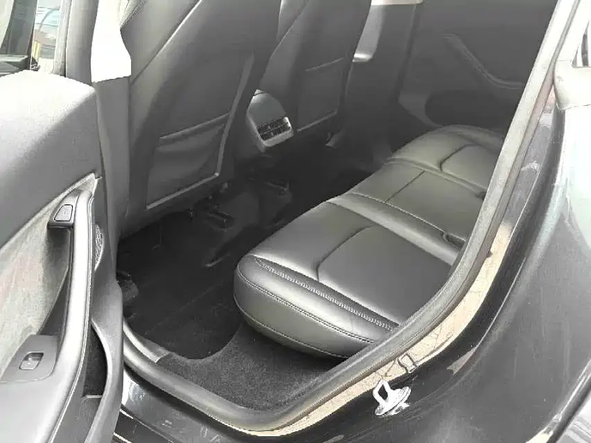 Tesla Model Y 2024 Rear-Wheel Drive Version — Фото автомобиля 8