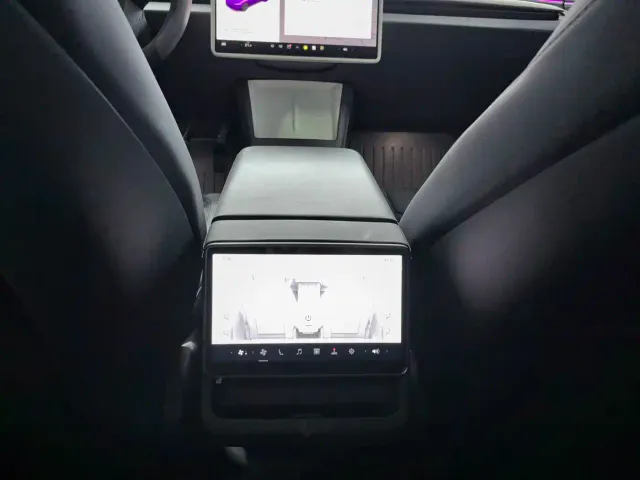 Tesla Model 3 — Фото автомобиля 10