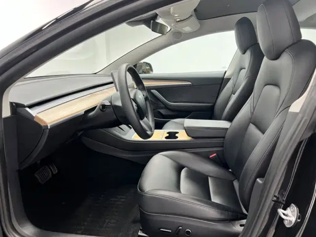 Tesla Model 3 — Фото автомобиля 16