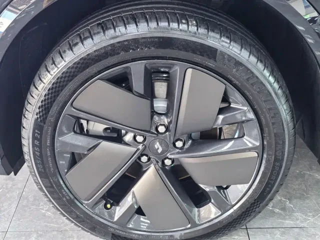 Li Auto L9 — Фото автомобиля 14