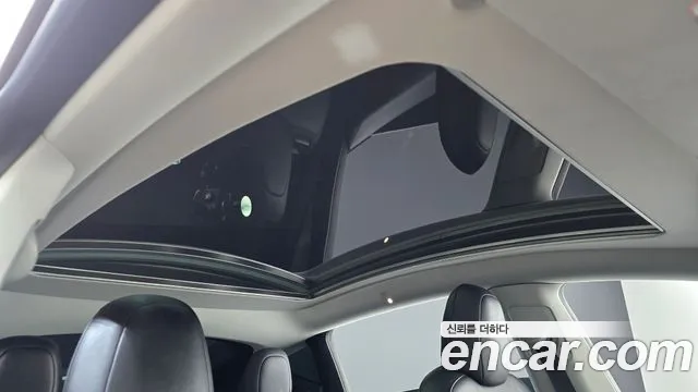 Tesla Model Y — Фото автомобиля 21