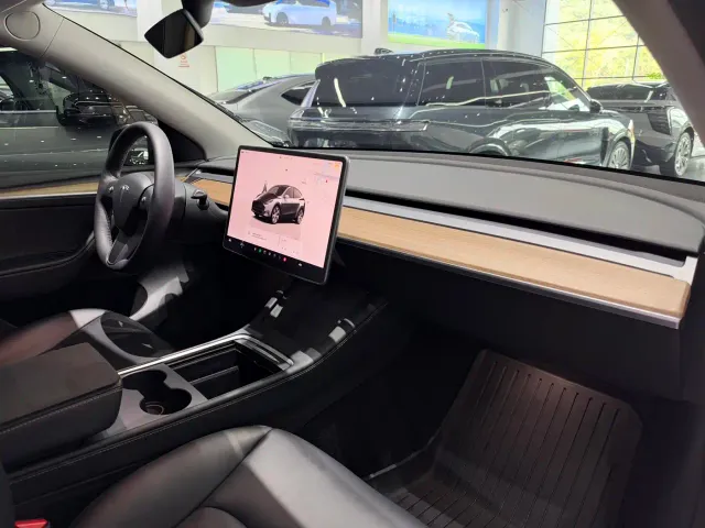 Tesla Model Y — Фото автомобиля 12