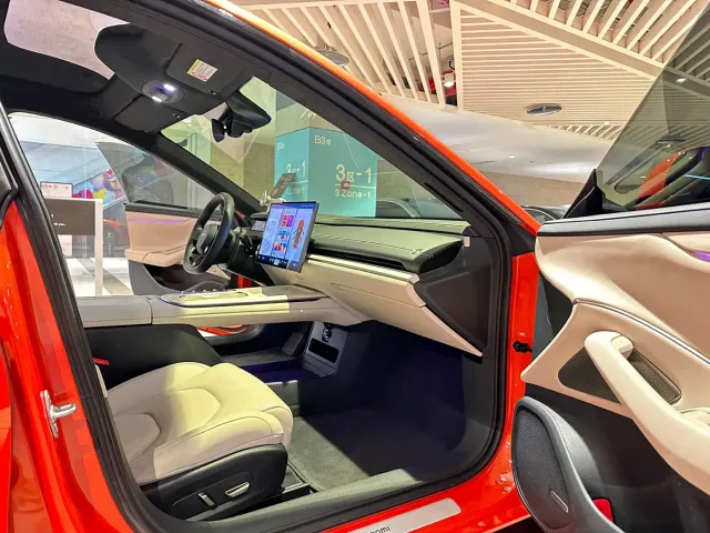 Xiaomi SU7 — Фото автомобиля 10