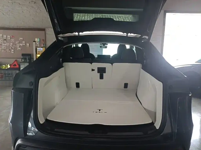 Tesla Model Y — Фото автомобиля 18