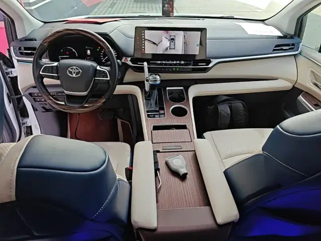 Toyota Sienna — Фото автомобиля 9