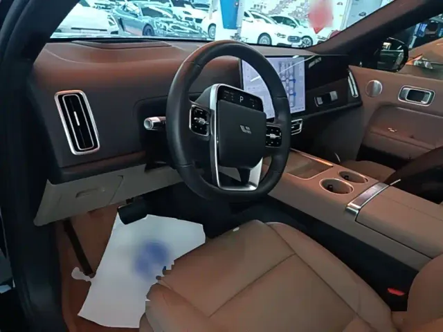Li Auto L8 — Фото автомобиля 9