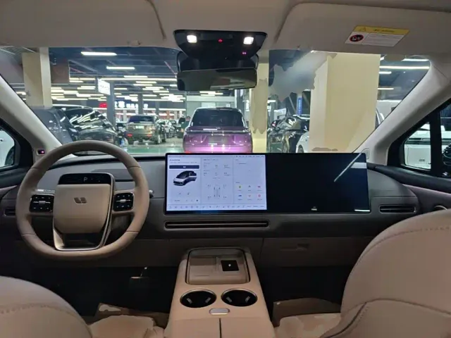 Li Auto i8 — Фото автомобиля 9