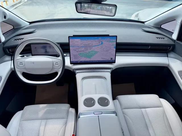 Xpeng X9 — Фото автомобиля 11