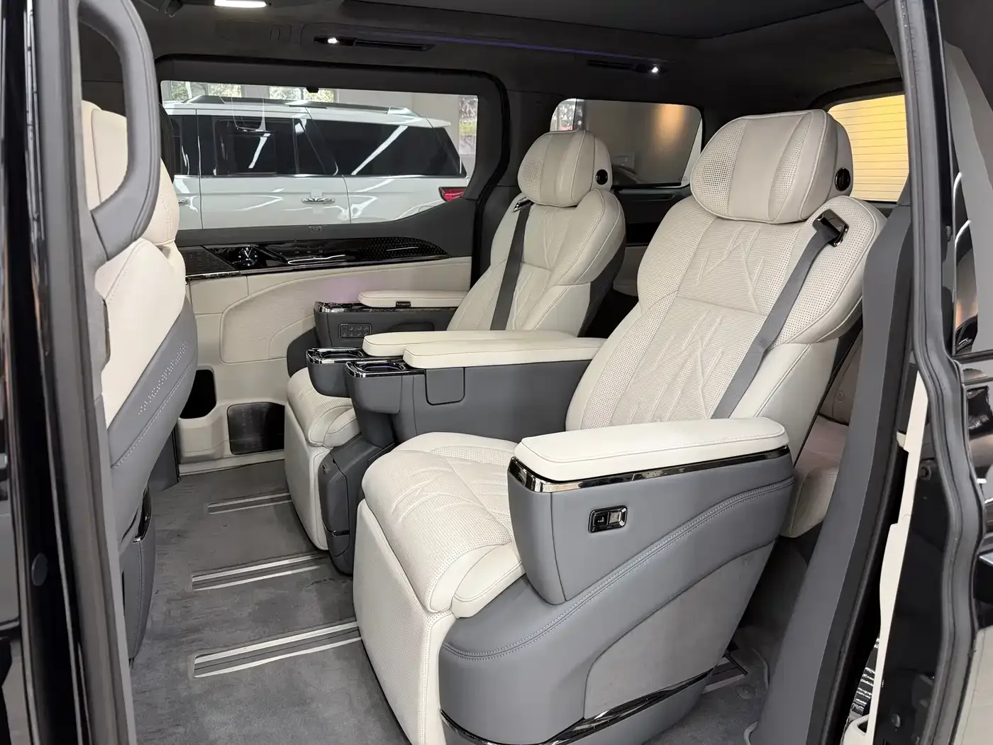 ZEEKR Zeekr 009 2024 6-seat Executive AWD 108kWh — Фото автомобиля 9
