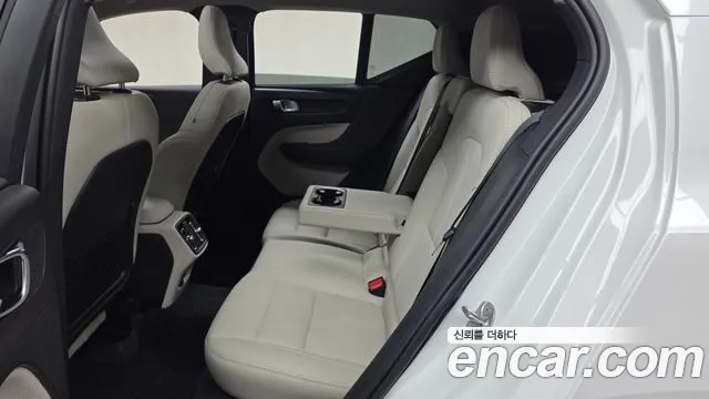 Вольво XC40 B4 Ultimate Bright — Фото автомобиля 12
