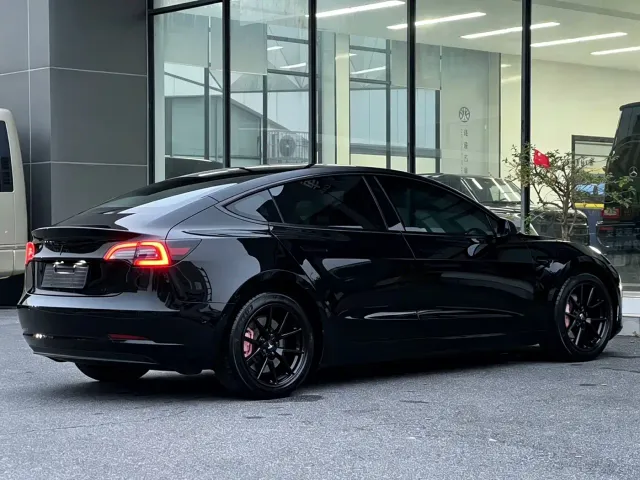 Tesla Model 3 — Фото автомобиля 9