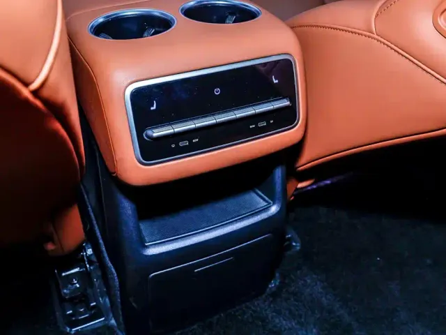 Li Auto L8 — Фото автомобиля 25