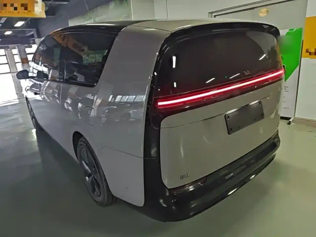 Li Auto MEGA — Фото автомобиля 4