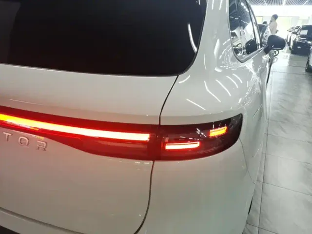 Leapmotor B10 — Фото автомобиля 7