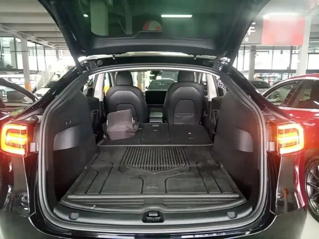 Tesla Model Y — Фото автомобиля 18
