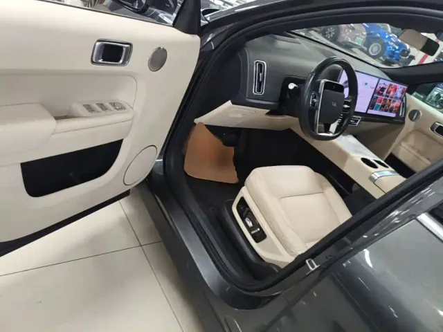 Li Auto L8 — Фото автомобиля 15