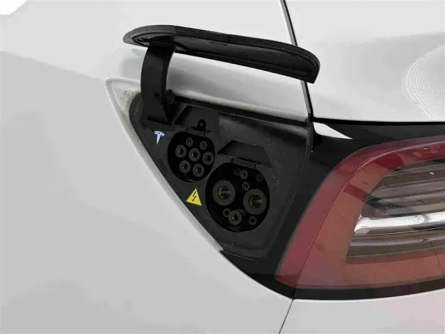 Tesla Model Y — Фото автомобиля 16