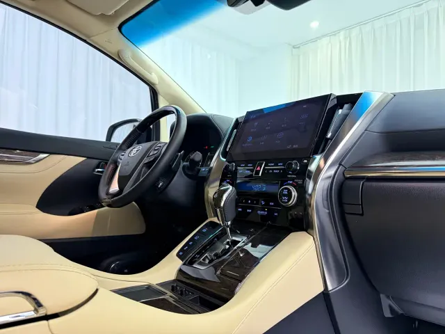 Toyota Alphard — Фото автомобиля 10