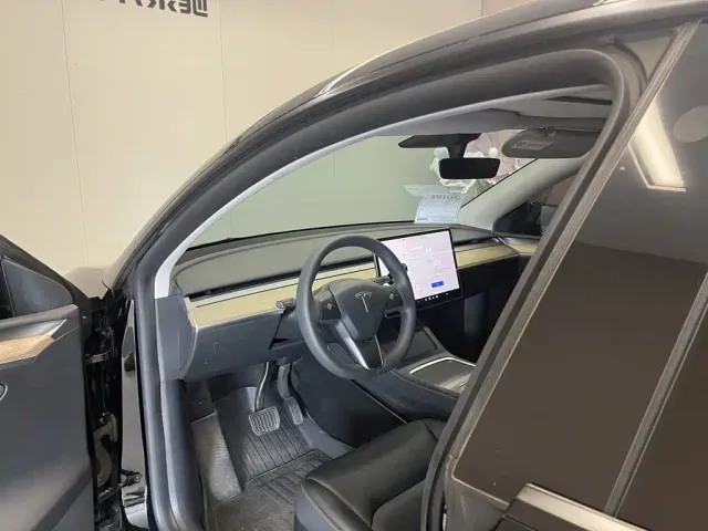 Tesla Model Y — Фото автомобиля 20
