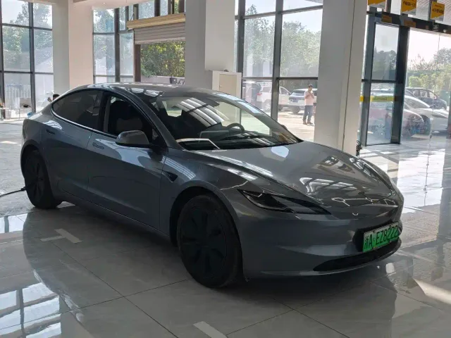 Tesla Model 3 — Фото автомобиля 2
