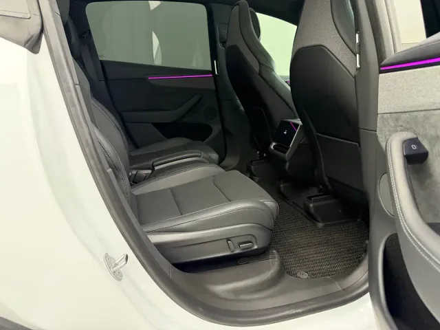 Tesla Model Y L — Фото автомобиля 13