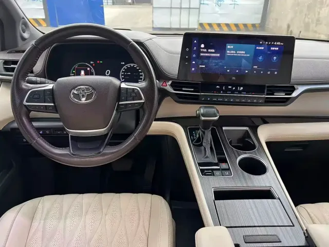 Toyota Sienna — Фото автомобиля 13