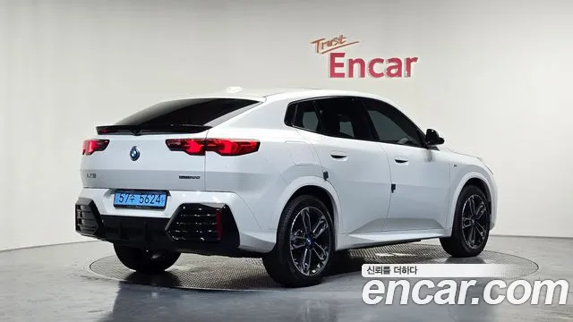 BMW iX2 — Фото автомобиля 2