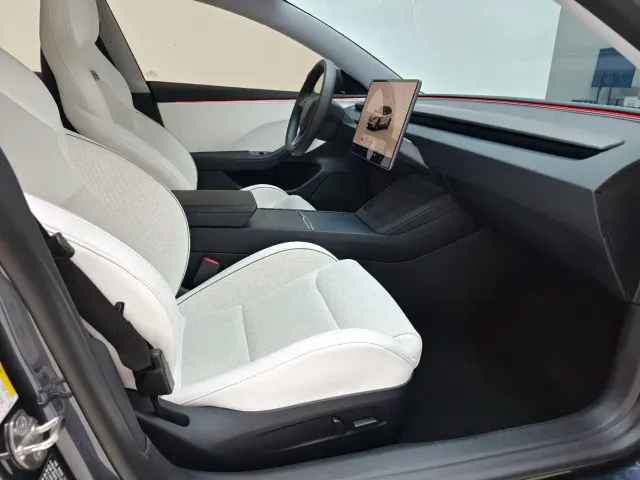 Tesla Model 3 — Фото автомобиля 4