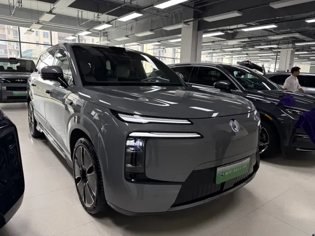 Denza N8L — Фото автомобиля 3