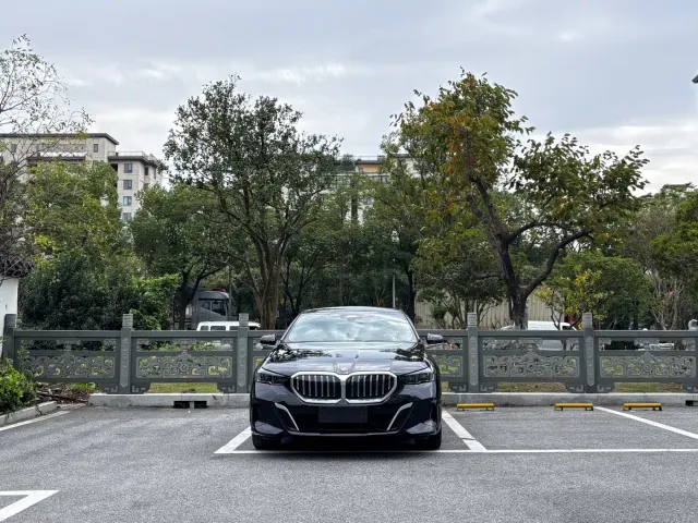 BMW 5 Series — Фото автомобиля 2