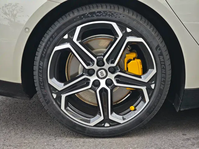 Xiaomi SU7 — Фото автомобиля 19