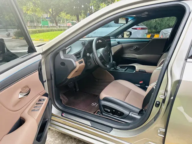 Lexus ES — Фото автомобиля 10
