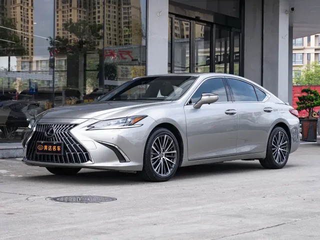 Фотография автомобиля — Lexus ES