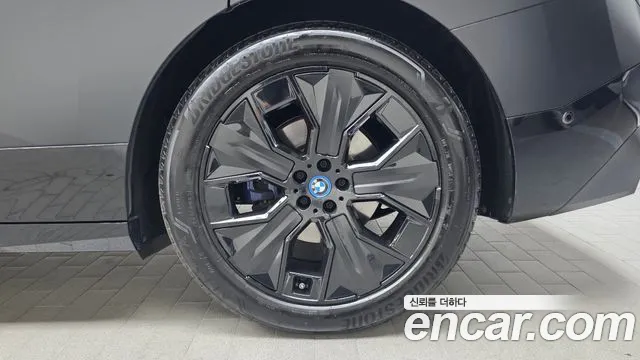 BMW iX — Фото автомобиля 6