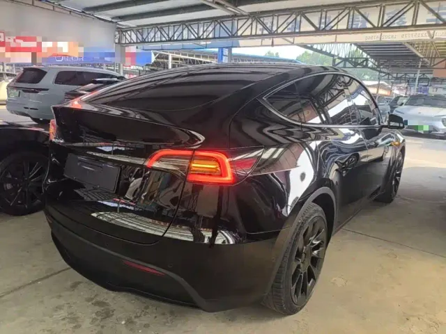 Tesla Model Y — Фото автомобиля 6