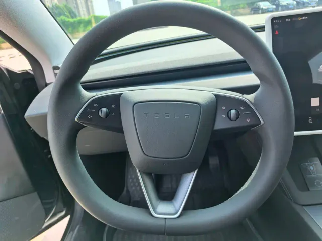 Tesla Model 3 — Фото автомобиля 14