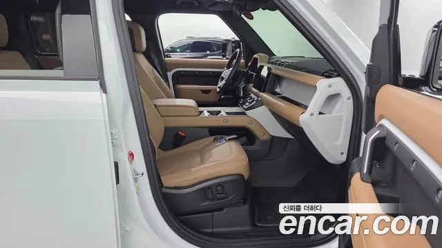 Land Rover Defender — Фото автомобиля 16