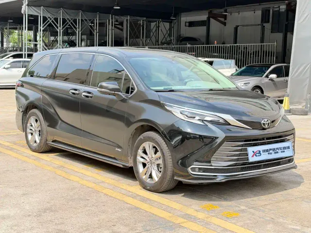 Toyota Sienna — Фото автомобиля 3