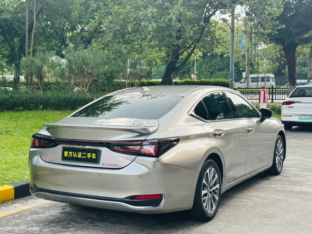 Lexus ES — Фото автомобиля 5