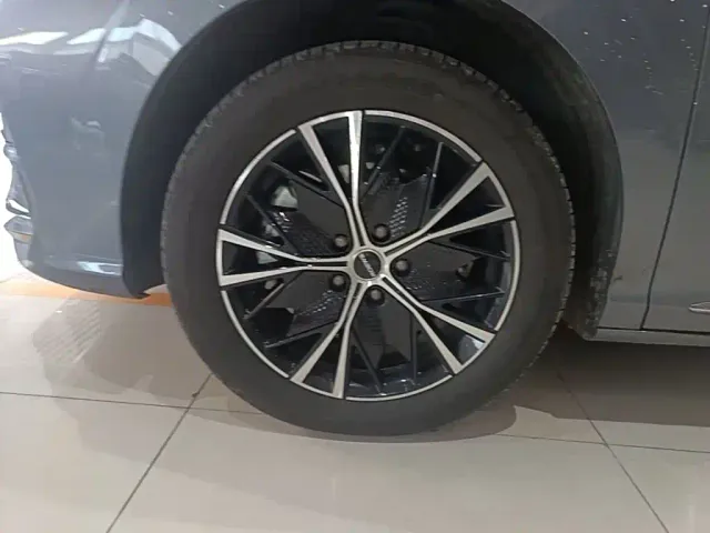 Roewe iMAX8 — Фото автомобиля 22