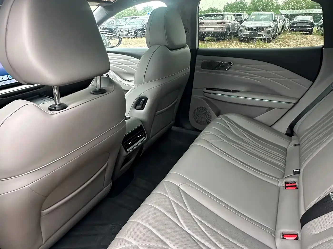 Geely Galaxy Galaxy Xingyao 8 2025 130km EM-i Premium Edition — Фото автомобиля 11