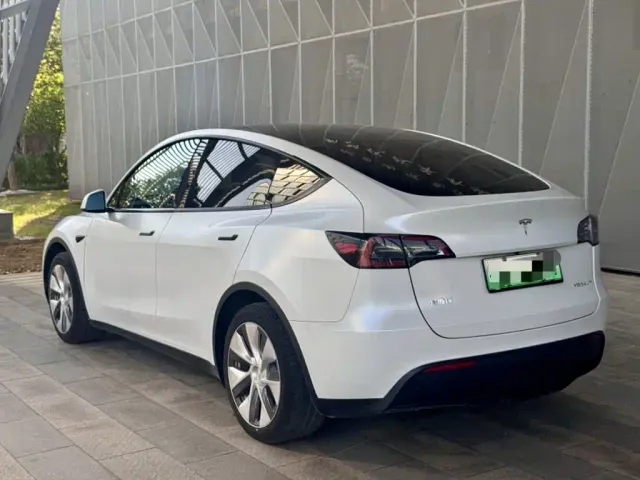 Tesla Model Y — Фото автомобиля 21