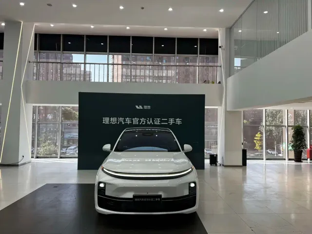 Li Auto L8 — Фото автомобиля 2