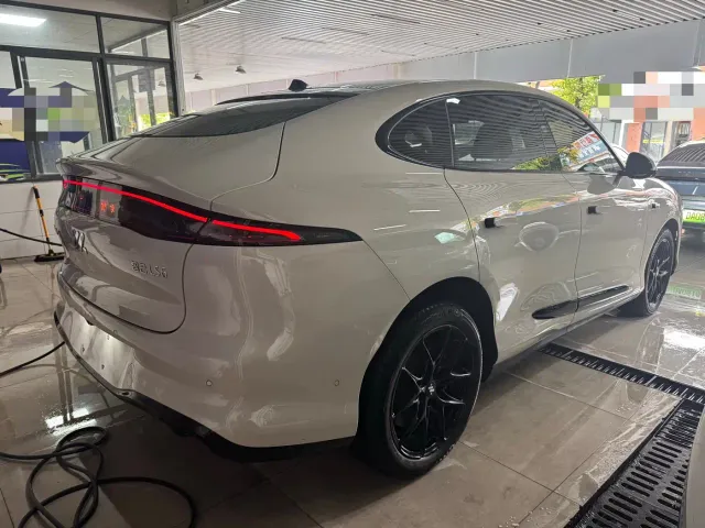 IM Motors LS6 — Фото автомобиля 11