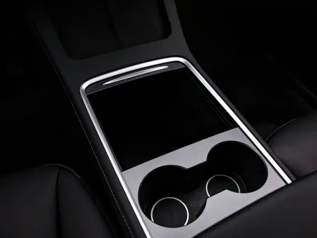 Tesla Model Y — Фото автомобиля 9
